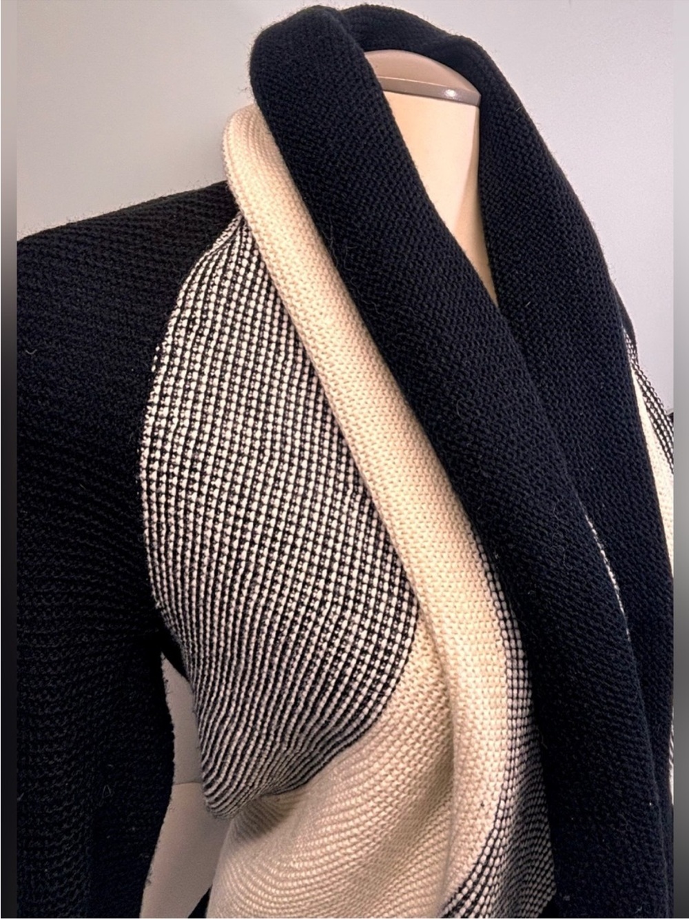 Papillon Cocoon Black and Cream Colorblock Shawl Collar
Cardigan